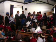 La Ministro di Sviluppo Sociale Cecilia Vaca consegna i ragali ai bambini