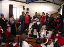 Cada niño recibió una mochila, con un par de botas, una pelota, jugetes y una funda de Navidad ancestral 