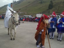 El Pase del Niño (Weihnachtlicher Festzug) der Schülerinnen und Schüler der Schule Puertas del Oriente - Atillo