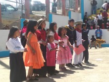 Una danza de los niños y niñas de la escuela "6 de Marzo" de Chacabamba Chico Cagrín