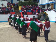 Die Schüler von Ambrosio Lasso führen einen traditionellen Tanz auf