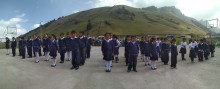 Una imagen de los niños de Atillo con las montañas que rodean la comunidad