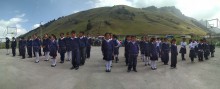 Un'immagine dei bambini di Atillo con le montagne che circondano il villaggio