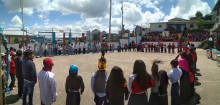 Todos en círculo los 100 niños y niñas que participaron en el agasajo navideño en La Esperanza