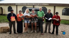 Antes de salir los voluntarios regalaron libros para la biblioteca de la escuela