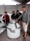 Il contenitore inox di 500 litri donato da Tom, Adeline e Natascha (volontari del Belgio, Pour une Histoire)