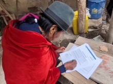 Sebastiana firma el acta de entrega y recepción Sebastiana firma el acta de entrega y recepción