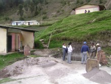 Mit dem Pumpsystem wird das Wasser in die Baeder des Colegios geleitet