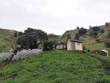 Un nuevo baño a lado de las casas tradicionales