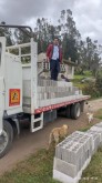 José Manuel entrega los bloques de cemento a los beneficiarios del proyecto