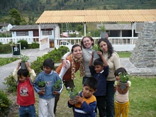 Nuestras capacitadoras con algunos niños