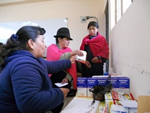 Elsita de Cemoplaf ayudando a las pacientes con la medicina