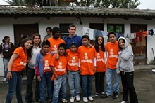 Die Kinder mit unseren Freiwilligen