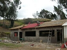 Quishuar - la nueva aula, nuevo techo y más ventanas