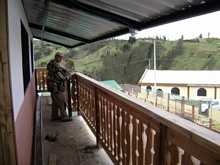 Pierino bei der Arbeit am Balkongeländer