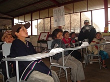 Los niños poniendo atención a la charla