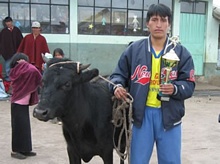 Der Gesamtsieger, Julian Guaraca Guaman, mit seinem Preis