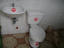Por dentro el baño completamente terminado, embaldosado, wc y ducha