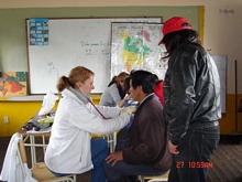 Verena untersucht den Patienten