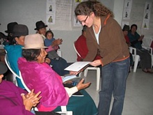 La obstétrica Laura Burr entrega los certificados de partecipación al final del curso