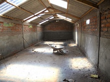 Una vista degli interni; nei prossimi giorni si installeranno le gabbie per allevare i porcellini d’india