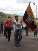 El abanderado del colegio en un momento de la cerimonia