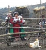 Niñas en las afueras de la plaza de toros