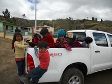 Los niños del Wawa Huasi con su nuevo jugete