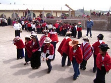 Die Kinder der Schule von Quishuar führen traditionelle Tänze auf
