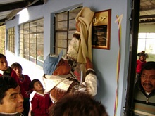 Se descubre una placa en agradecimiento a la Associazione Luce de Tivoli (Roma)