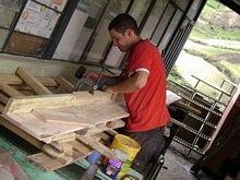 Elias trabaja en la construcción del invernadero