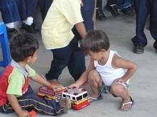 Kinder spielen mit ihren Preisen