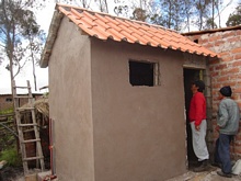 Manuel il presidente del villaggio osserva come avanza la costruzione di uno dei bagni