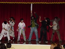 Die Taenzer der Tanzschule bei Michael Jacksons Hit &quot;Thriller&quot;