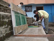 Preparando las puertas para el huerto