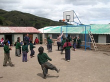 Giocando a basket per la prima volta a Esperanza