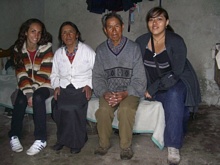 Teresita y Evelyn en la casa de la familia de José Lema