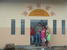 Der Eingang der neuen Aula mit Enrica, Michele, Ines und Sofia (von links nach rechts)