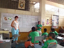 Carla y Bárbara conversando con los niños sobre el reciclaje