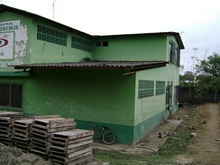 El aula que tenemos que reconstruir. Usualmente durante el periodo de lluvia el nivel de agua supera la linea de color verde mas obscuro.