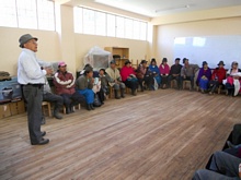 El Dr. Raulito conversando con los padres sobre el proyecto de Chakras Biodiversas