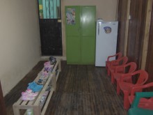 Los niños antes de ingresar ponen sus pantuflas